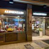 ...cos� continuiamo il nostro viaggio nel rione Madonnella. Qui, alle spalle dell�Albergo delle Nazioni, �sta di casa� al civico 39 di via Dalmazia la salumeria Sciacovelli